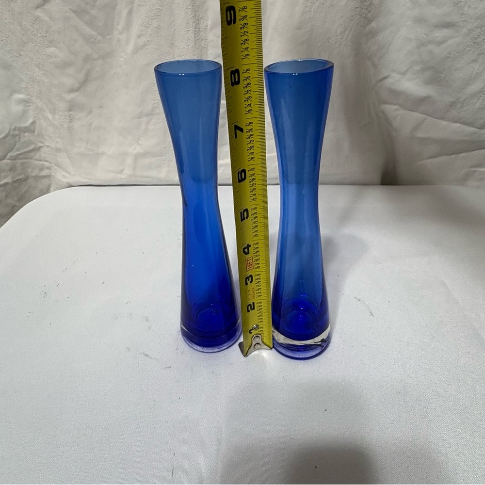 Elegant cobalt blue glass hourglass-shaped bud vases - Picture 6 of 6